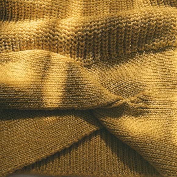 SOLD • Sleeveless Knit Top • - Picture 5 of 9